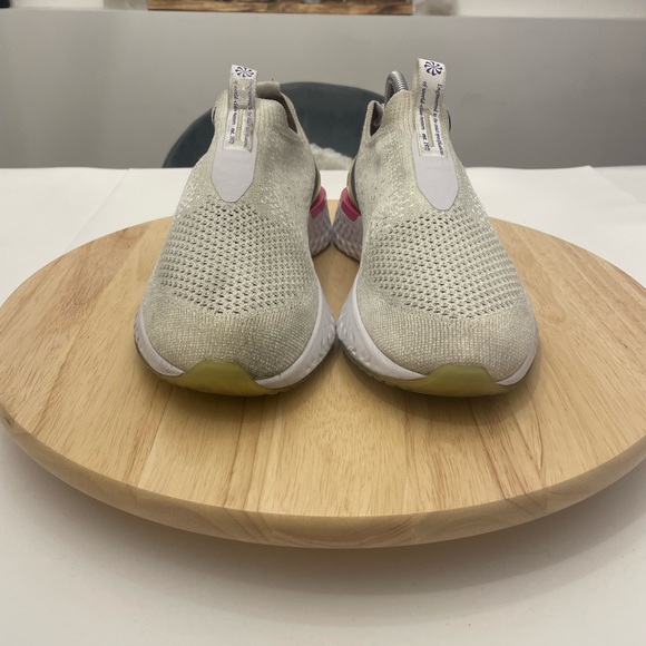 NIKE EPIC PHANTOM REACT Flyknit Women's Size 8 Shoes Sneakers CI12290-100 - Picture 2 of 8